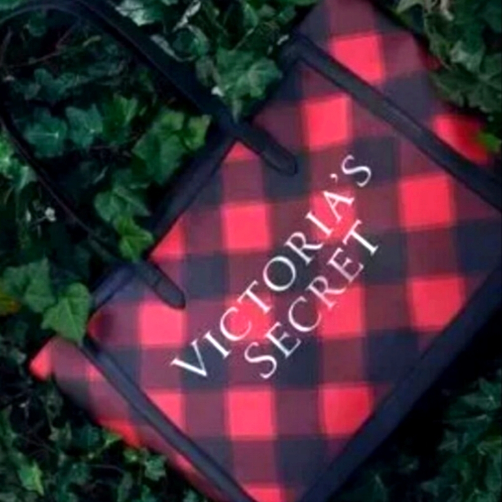 Victoria's Secret Tote Red Black BuffaloPlaid Holiday Weekender 2021 NWT $25